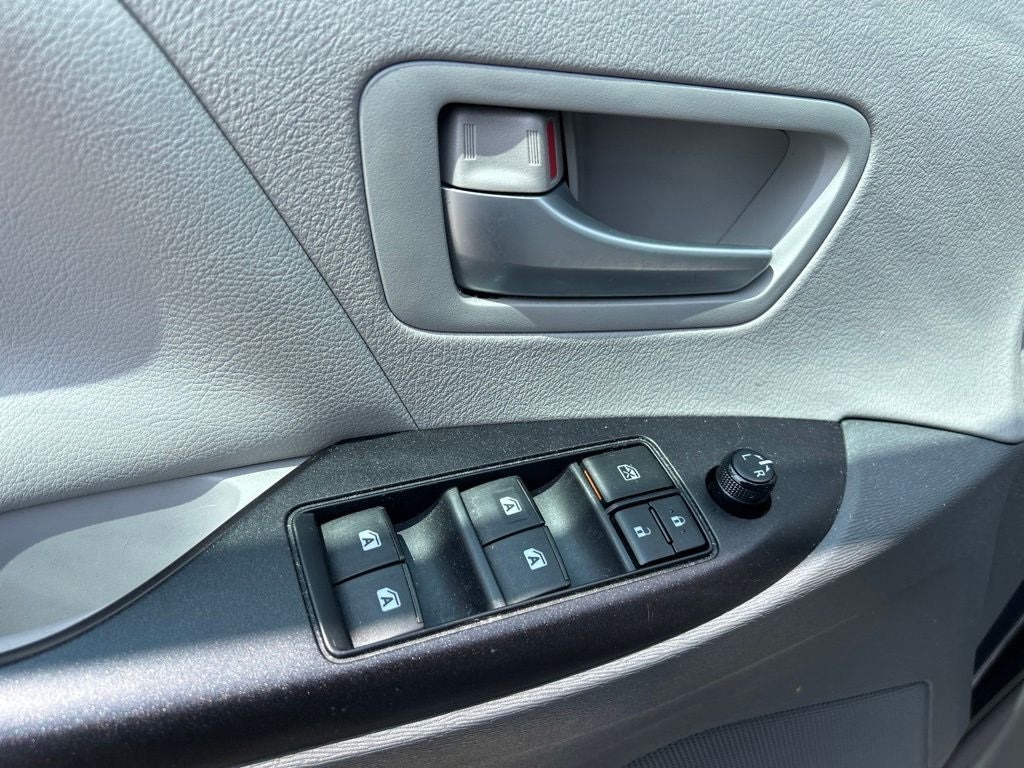 2015 Toyota Sienna LE 7 Passenger