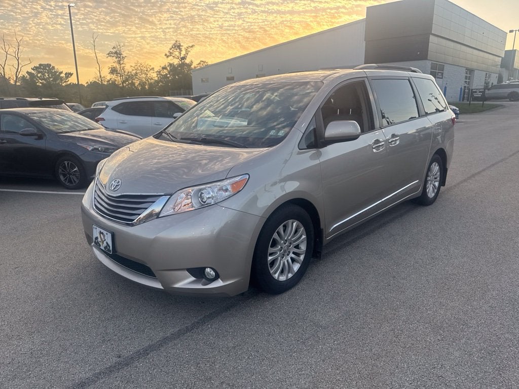 2015 Toyota Sienna XLE 8 Passenger