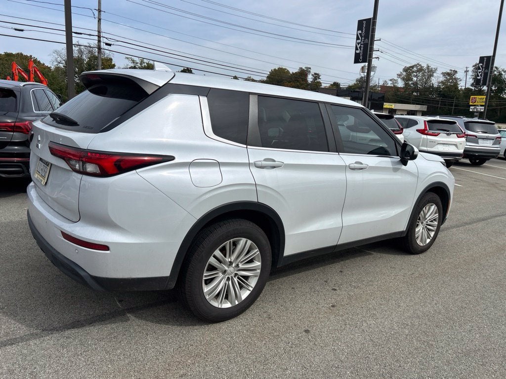 2022 Mitsubishi Outlander ES