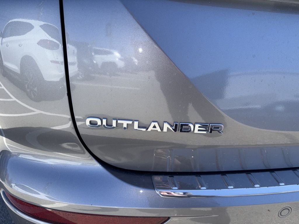 2022 Mitsubishi Outlander Black Out Pkg