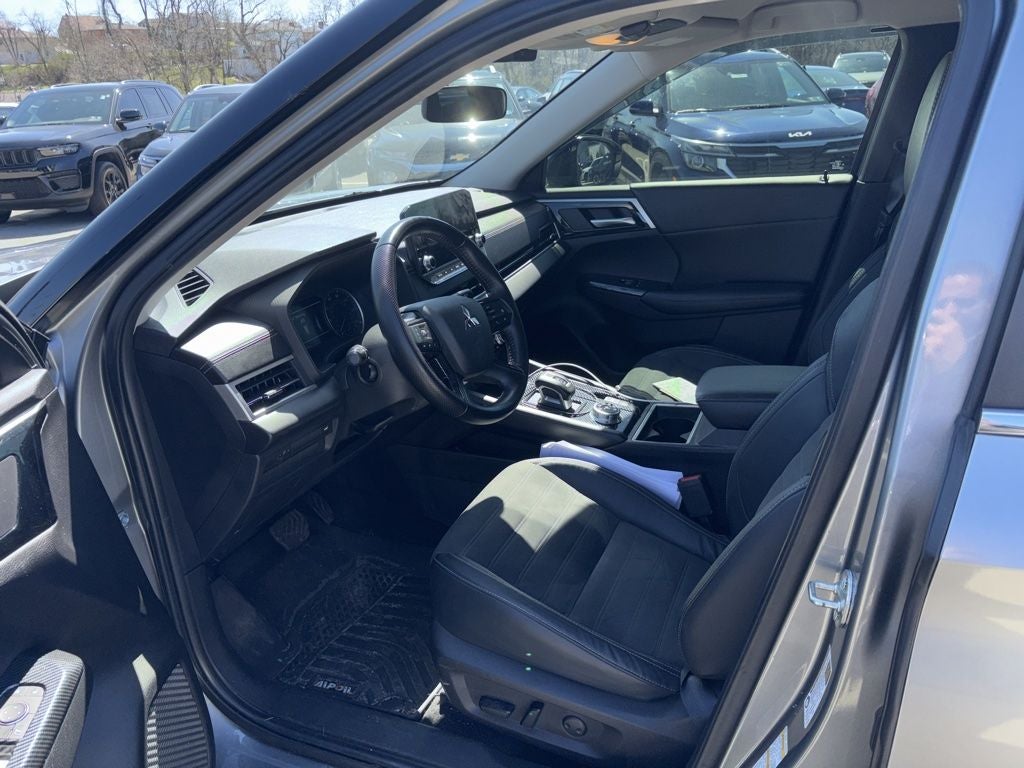 2022 Mitsubishi Outlander Black Out Pkg