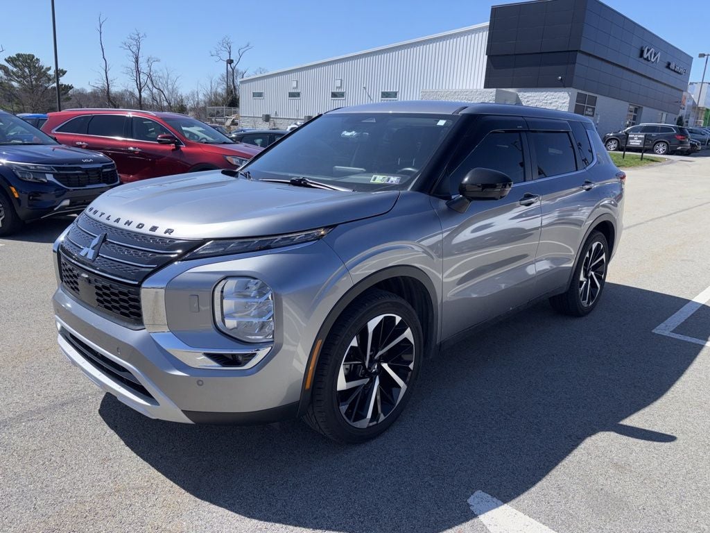 2022 Mitsubishi Outlander Black Out Pkg