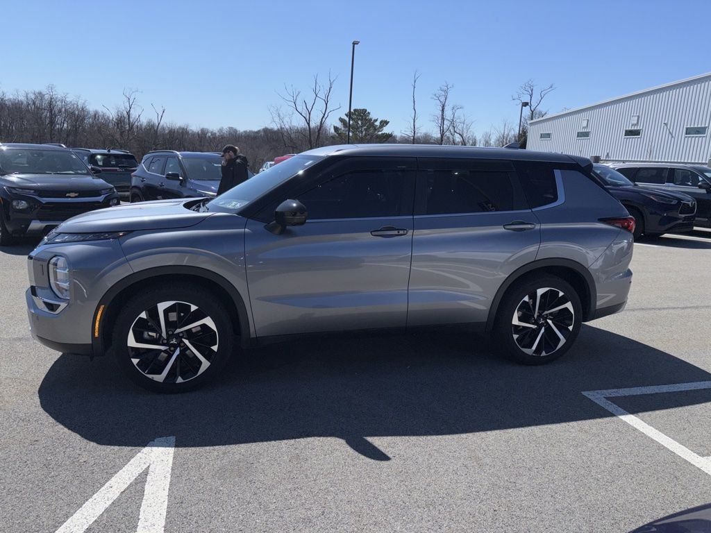 2022 Mitsubishi Outlander Black Out Pkg