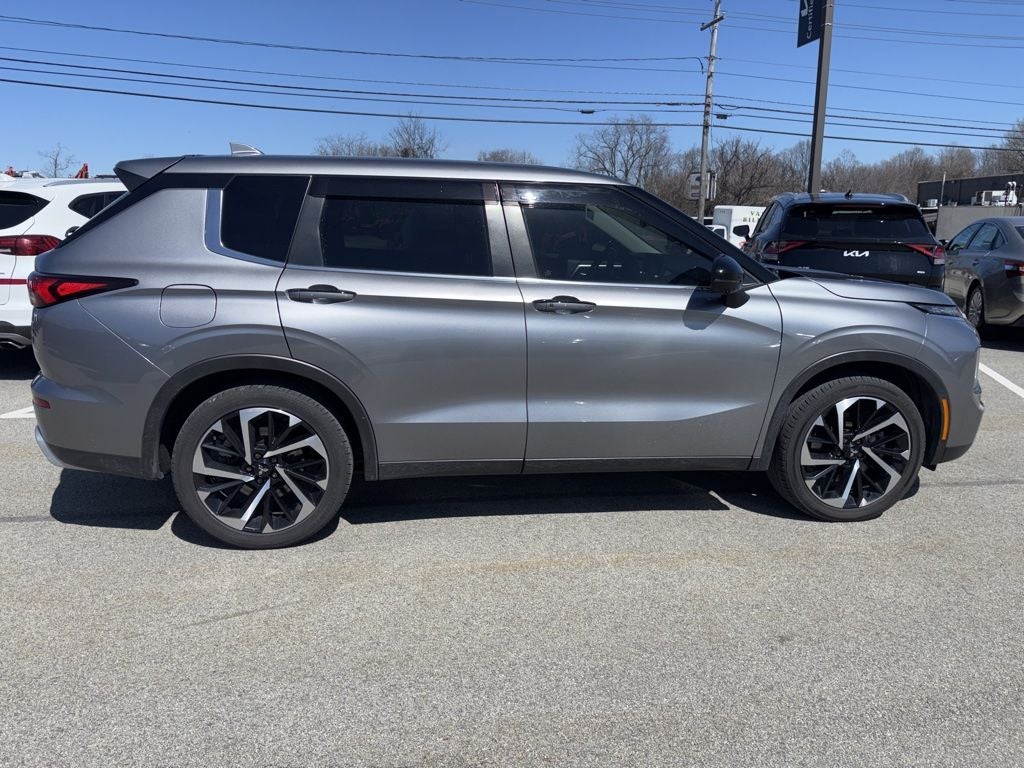 2022 Mitsubishi Outlander Black Out Pkg