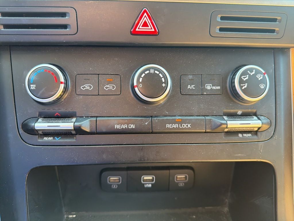 2024 Kia Carnival LX